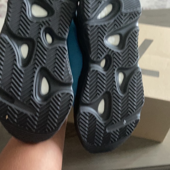YEEZY 700MNVN - Picture 4 of 5